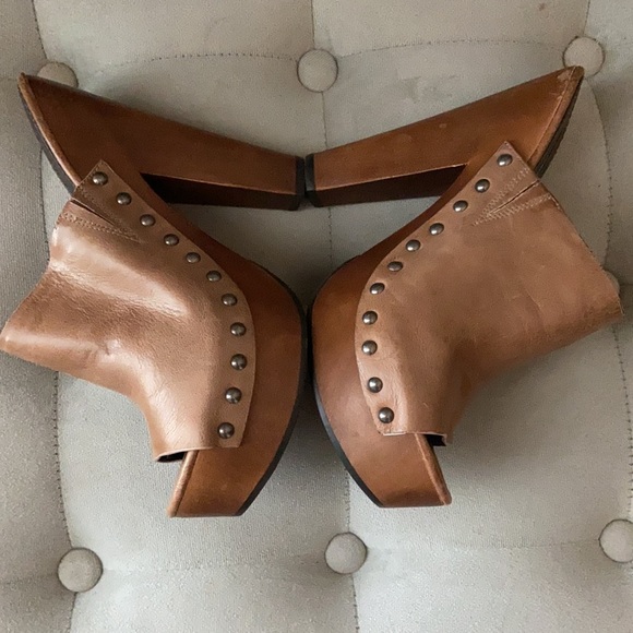 Vera Wang Lavender Stud Leather Mules - Picture 3 of 7